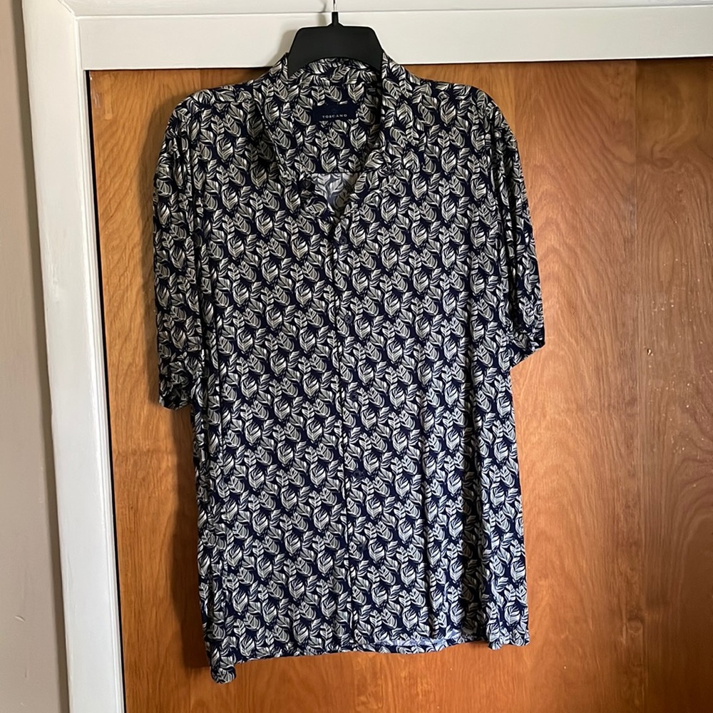 Toscano linen leaf print button down